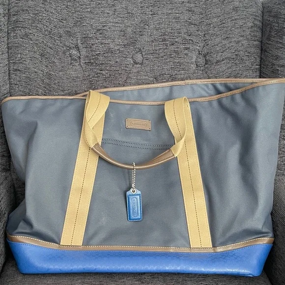 Coach Signature Weekend Tote Bag. PVC Coated Bottom With Inside Matching Pouch. - Picture 1 of 7